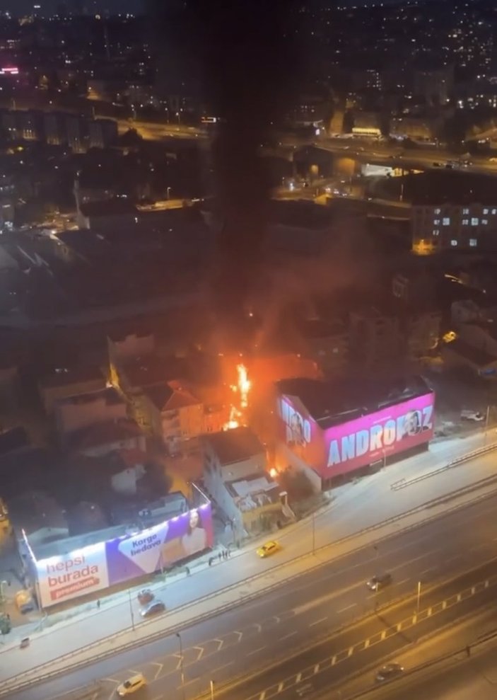 Kadıköy’de bir binada patlama yaşandı
