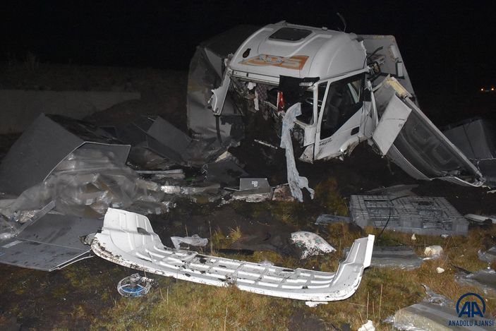 Kars'ta traktör ile tırın çarpıştığı kazada 1 kişi öldü, 1 kişi yaralandı