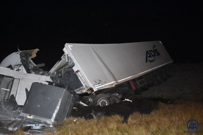 Kars'ta traktör ile tırın çarpıştığı kazada 1 kişi öldü, 1 kişi yaralandı