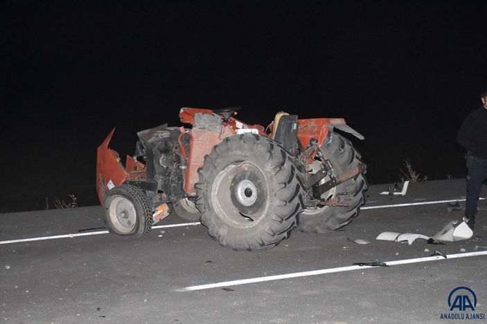 Kars'ta traktör ile tırın çarpıştığı kazada 1 kişi öldü, 1 kişi yaralandı