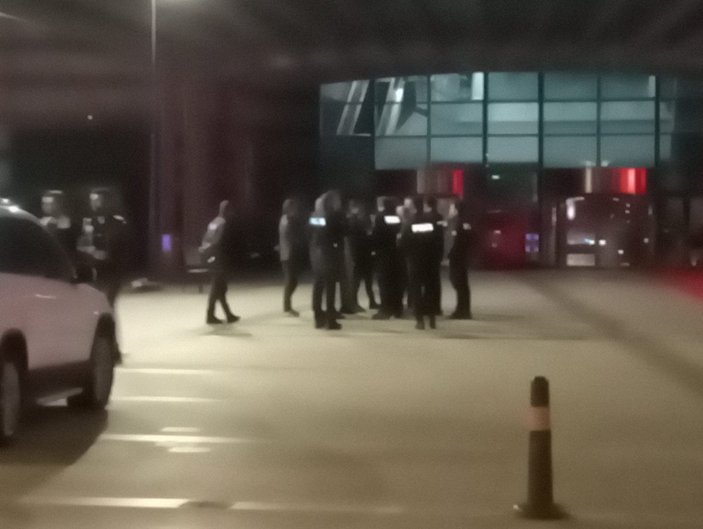 Beşiktaş’ta durakta bekleyen kişiye silahlı saldırı: 1 yaralı