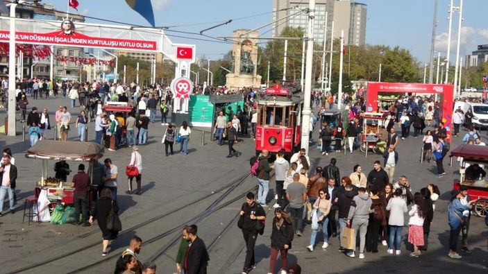 i Taksim'de pazar yoğunluğu dikkat çekti