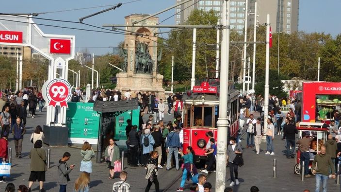 i Taksim'de pazar yoğunluğu dikkat çekti