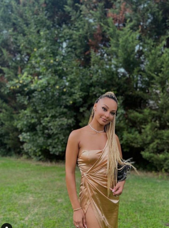 Sihirli Annem'in Toprak'ı göğüs dekoltesiyle ortalığı salladı! Jennifer Boyner'den iç çamaşırsız poz