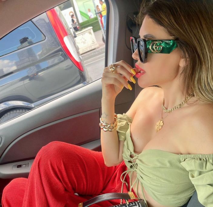 Ebru Polat göğüs dekoltesiyle ortalığı yakıp geçti! 'Silikon en çok size yakışıyor'