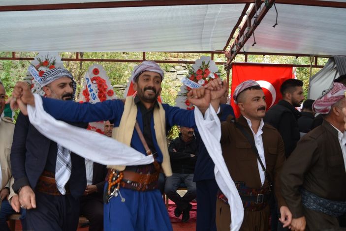 i Hakkari’de aşiret düğününe 10 bin kişi katıldı