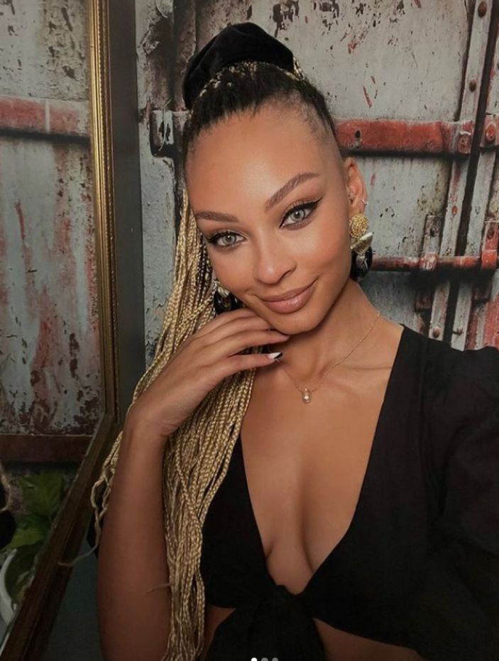 Sihirli Annem'in Toprak'ı göğüs dekoltesiyle ortalığı salladı! Jennifer Boyner'den iç çamaşırsız poz