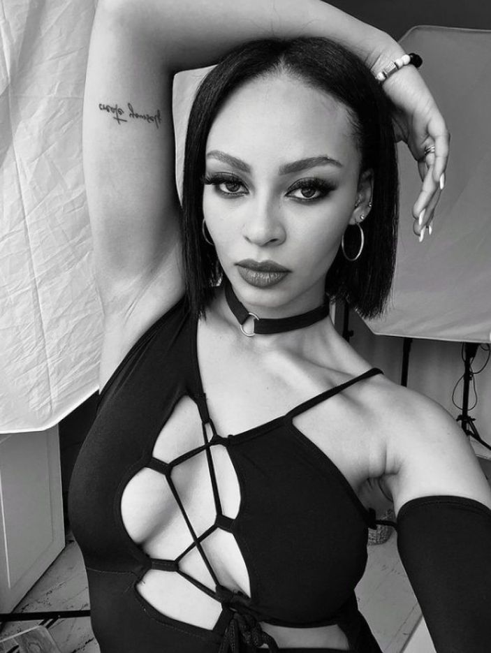 Sihirli Annem'in Toprak'ı göğüs dekoltesiyle ortalığı salladı! Jennifer Boyner'den iç çamaşırsız poz