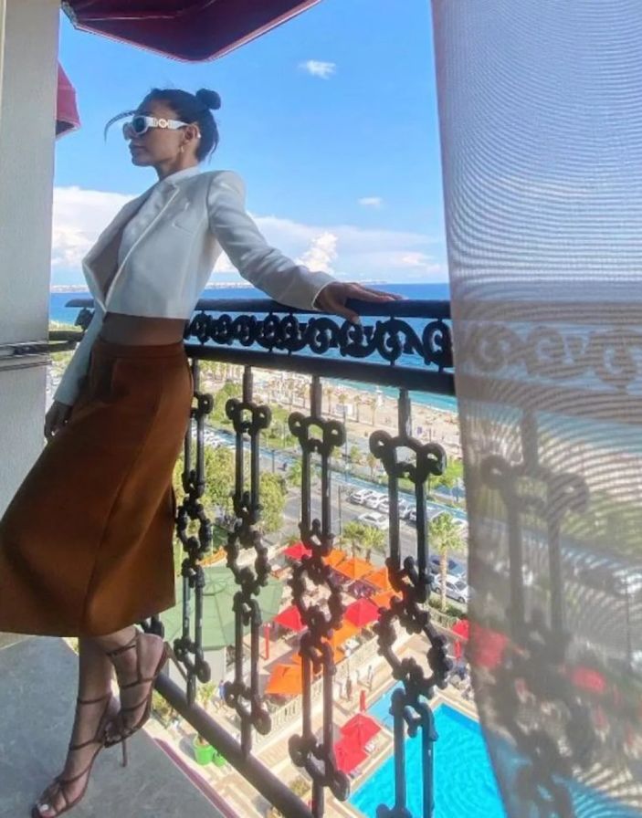 Selin Yeninci sessizliğini bozdu! Sütyensiz tarzıyla dikkat çekti...