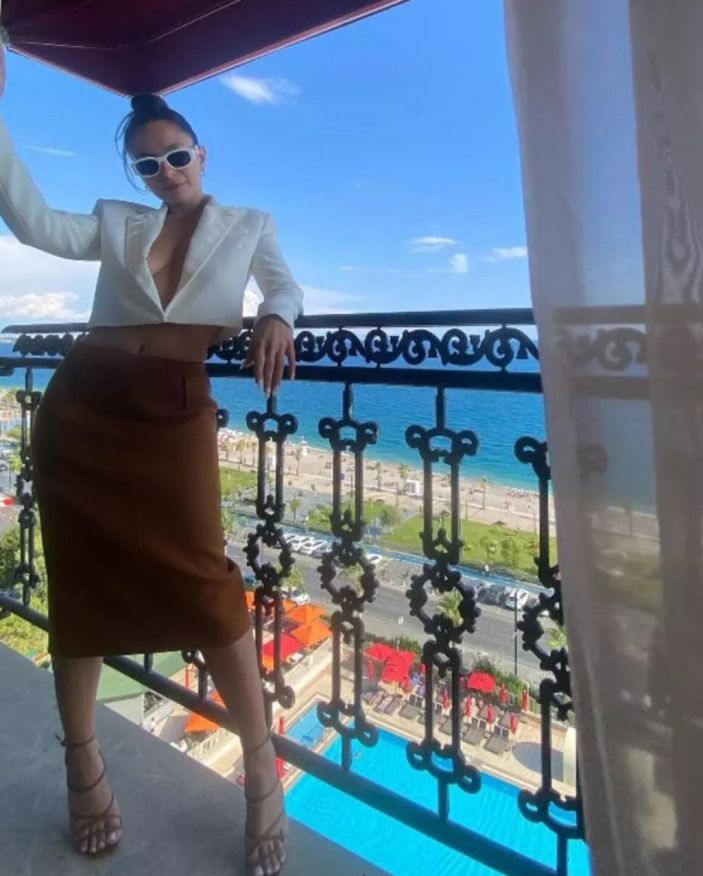 Selin Yeninci sessizliğini bozdu! Sütyensiz tarzıyla dikkat çekti...