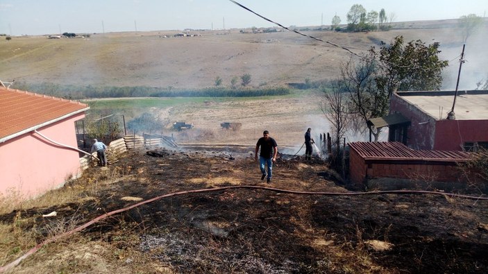 Tekirdağ'da çöpleri tutuşturayım derken az daha evi yakacaktı