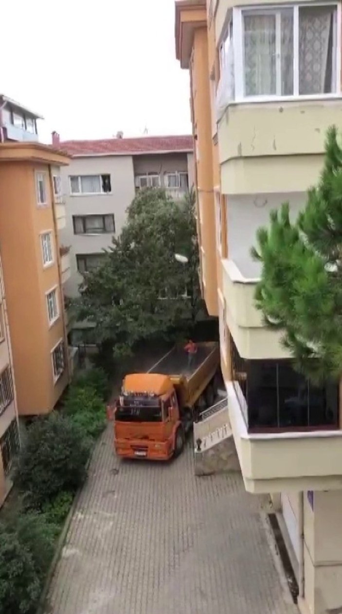 Üsküdar'da moloz taşıma yöntemi komşuları sinirlendirdi