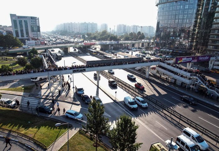 İstanbul’da, metrobüs üst geçidindeki yoğunluk kamerada