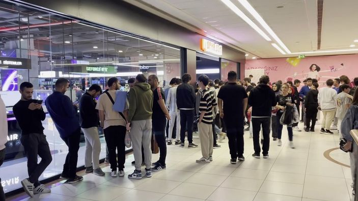 Yenibosna'da bilgisayar mağazasında metrelerce kuyruk oluştu