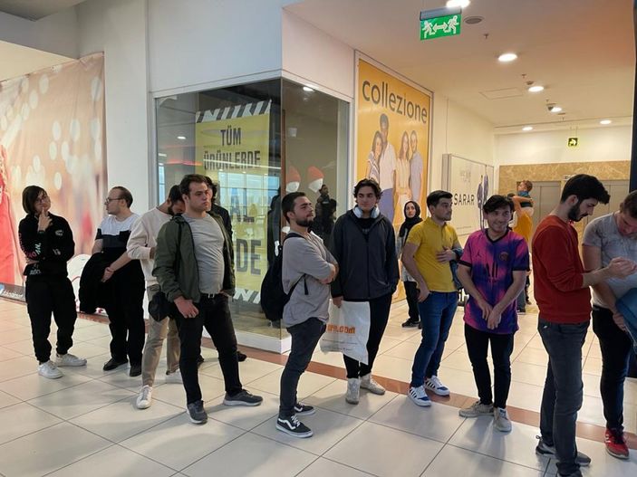 Yenibosna'da bilgisayar mağazasında metrelerce kuyruk oluştu