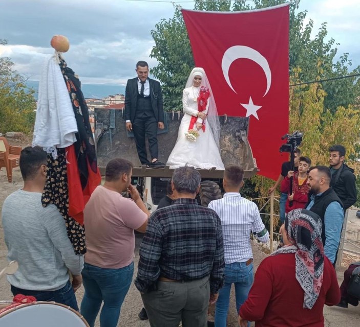 Denizli'de gelini evden kepçeyle aldılar
