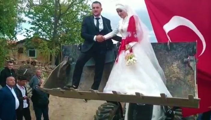 Denizli'de gelini evden kepçeyle aldılar