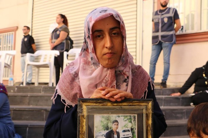 Diyarbakır'da kardeşi için eyleme katılan abla: 4 yıldır senin yolunu gözlüyorum