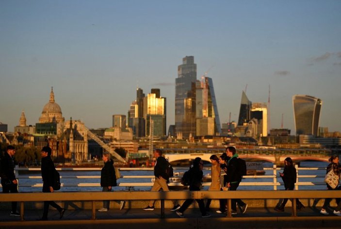 Reuters: İngiltere ekonomisi resesyonun eşiğinde