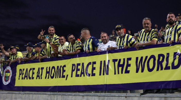Fenerbahçe taraftarından AEK tribünlerinde Atatürk'lü pankart