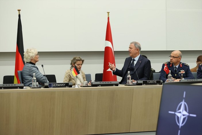 Hulusi Akar'dan NATO'da diplomasi trafiği