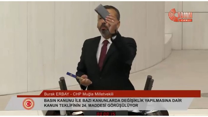 CHP'li Burak Erbay TBMM kürsüsünde çekiçle telefonunu kırdı