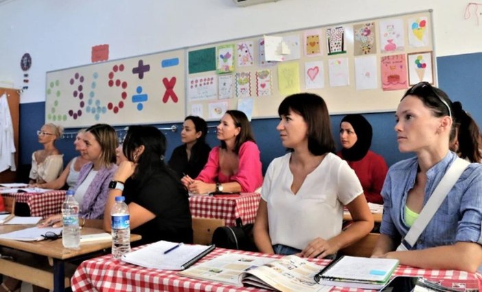 Türkiye'ye gelen Rus ve Ukraynalılar aynı sırada dil öğreniyor