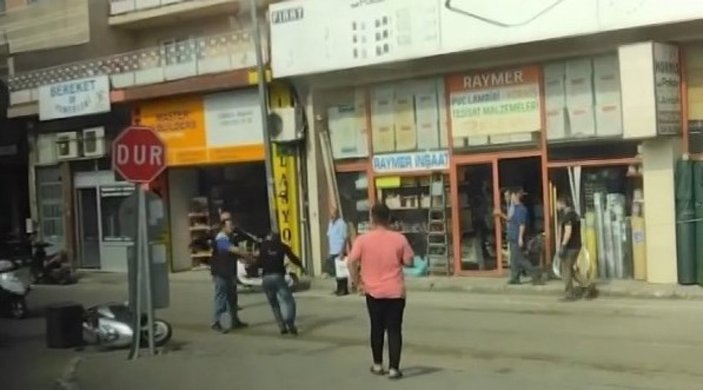 Bursa'daki fabrika alevlere teslim olurken iki kişi kavga etti