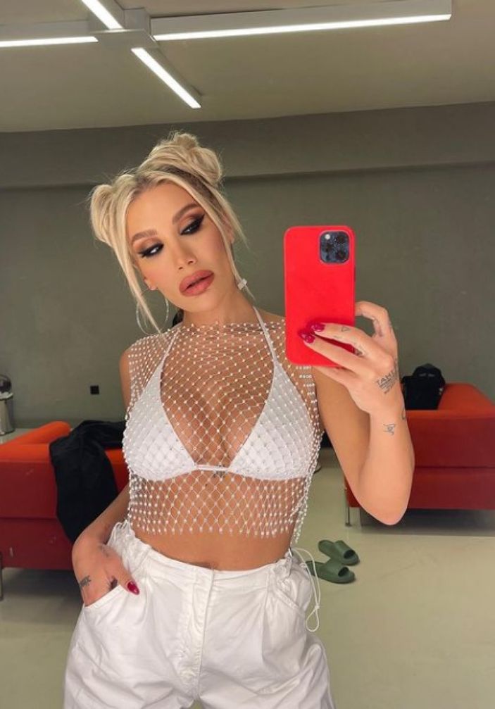 İrem Derici beyaz sütyeniyle sahalarda!