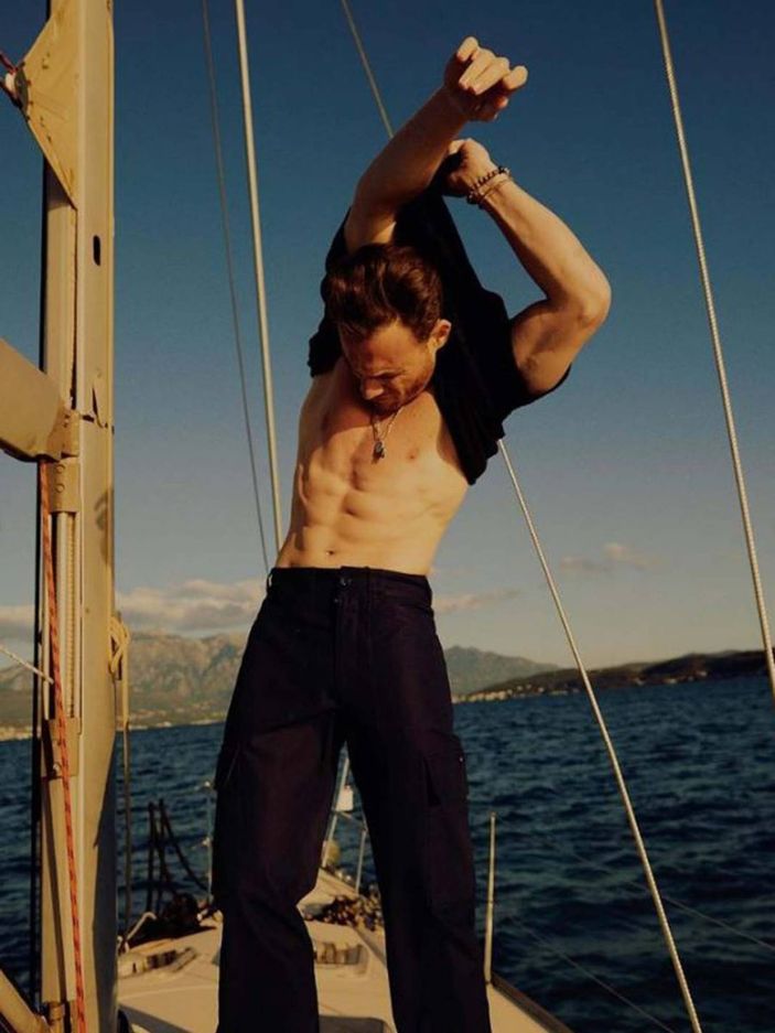 Kerem Bürsin'den kas şov! Dergi kapağına verdiği pozlar olay oldu!