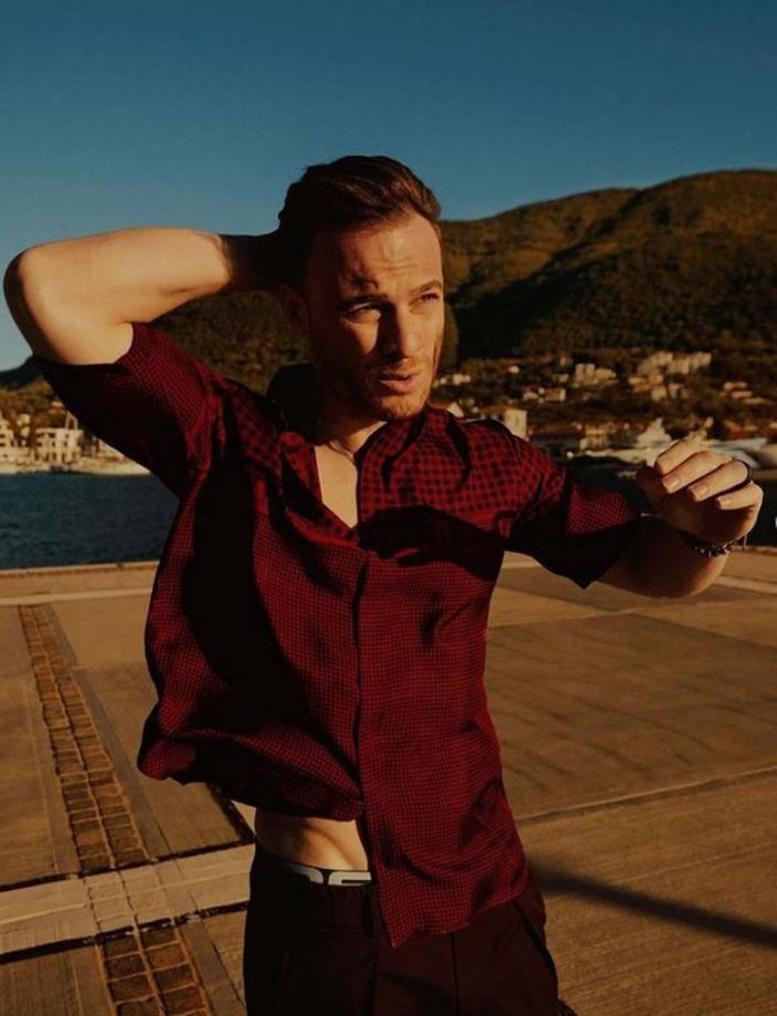 Kerem Bürsin'den kas şov! Dergi kapağına verdiği pozlar olay oldu!