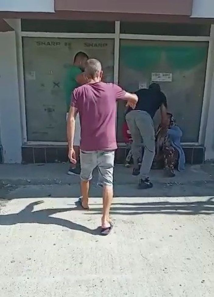 i Antalya'da dilendirdiği karısını para için dövdü