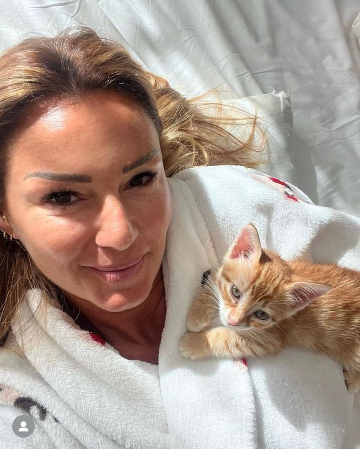 48'lik Pınar Altuğ'dan bornozlu yatak pozu! Sosyal medyada bir gören bir daha baktı