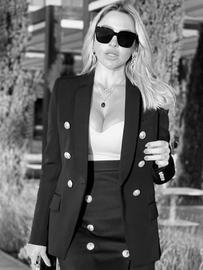 Hadise ceketinin önünü açınca olanlar oldu! Dekoltesi sosyal medyayı salladı! 'Ayrılık yaramış'