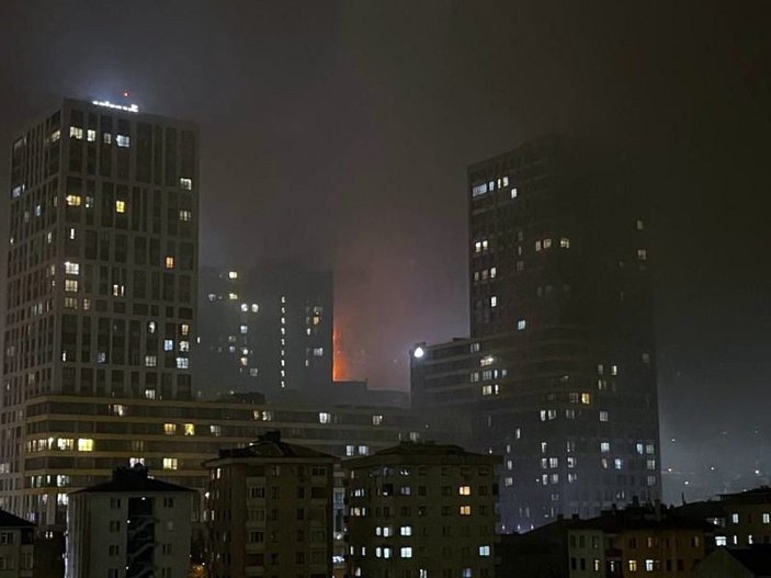 Kadıköy'deki bir rezidansta yangın çıktı