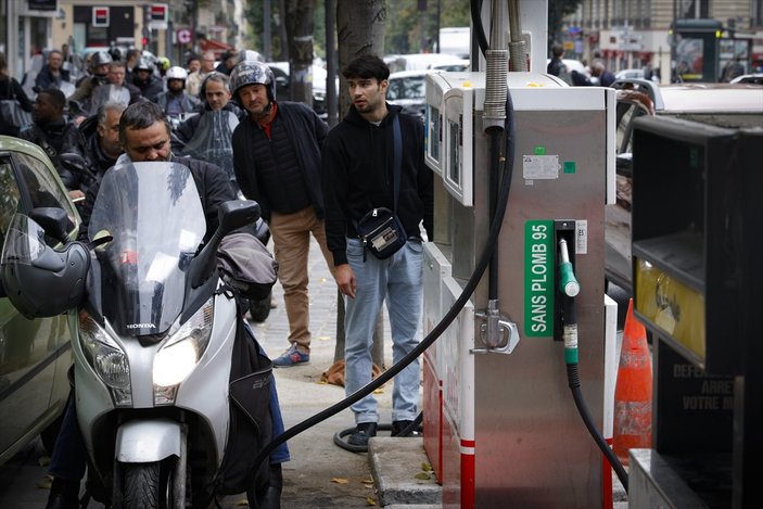 Fransa'daki benzin kuyruklarında düzeni gençler sağlıyor