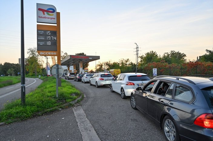 Fransa'daki benzin kuyruklarında düzeni gençler sağlıyor