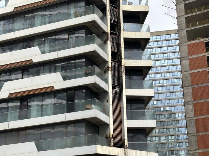 Kadıköy’de yanan rezidansta oluşan hasar gün aydınlanınca ortaya çıktı