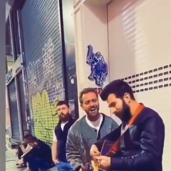 Erkan Kolçak Köstendil sokak müzisyenlerine eşlik etti