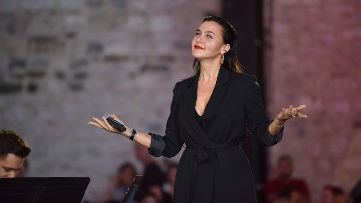 Yasak Elma'nın Ender'i mini elbisesiyle mankenleri aratmadı!