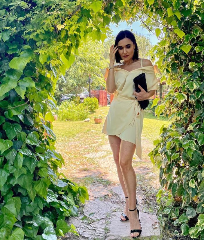 Yasak Elma'nın Ender'i mini elbisesiyle mankenleri aratmadı!