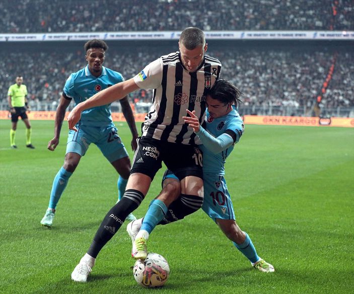 a Abdülkadir Ömür'ün elinde kırık oluştu