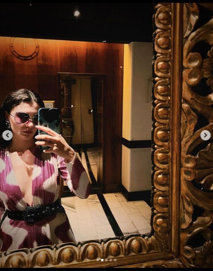 Burcu Özberk derin dekoltesiyle İtalya'yı salladı! 