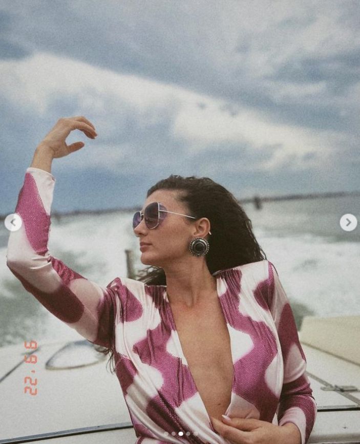 Burcu Özberk derin dekoltesiyle İtalya'yı salladı! 