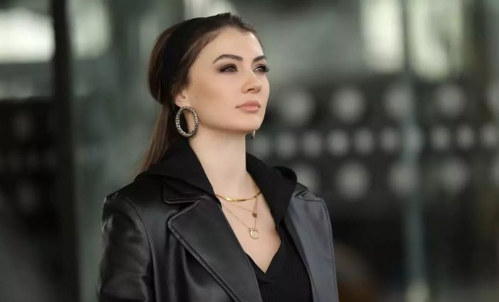 Burcu Özberk derin dekoltesiyle İtalya'yı salladı! 
