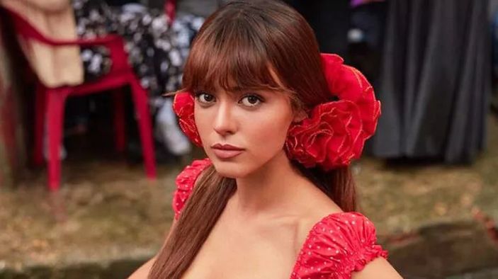 Üç Kuruş dizisinin Leyla'sı Aslıhan Malbora'dan olay pozlar! Kasığına kadar yırtmaçlı eteğiyle dudak ısırttı!