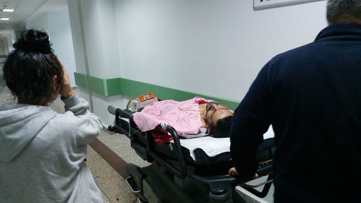 Samsun'da yemek yerken kardeşinin bıçaklı saldırısına uğradı