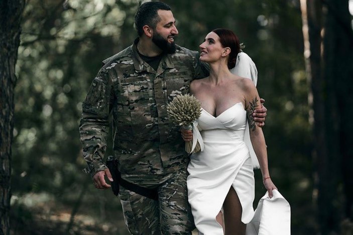 Ukraynalı çift cephede evlendi