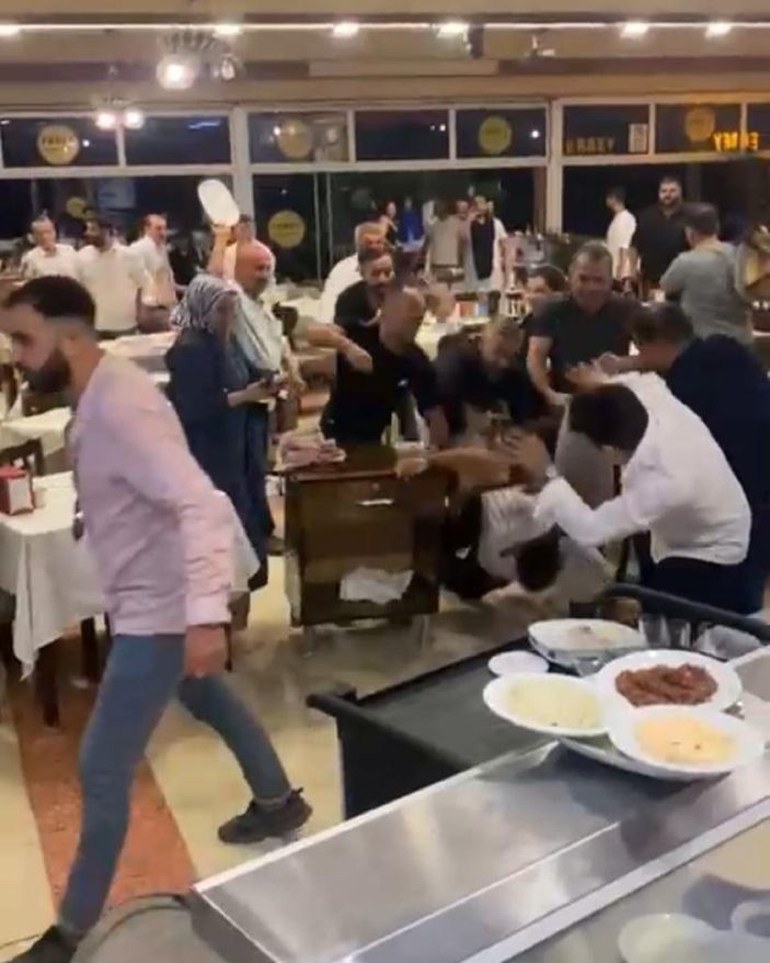 i Mersin’de şarkı isteyen müşteriye meydan dayağı