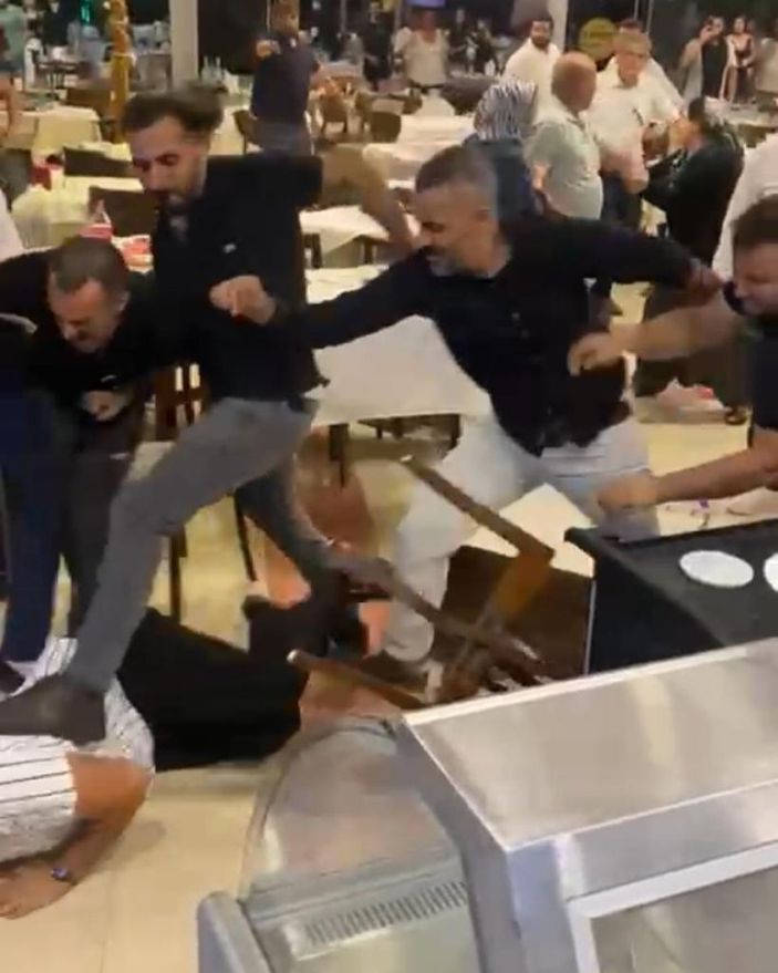 i Mersin’de şarkı isteyen müşteriye meydan dayağı